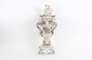 Prunkvase in Balusterform mit 10 Putti, dreiteilig