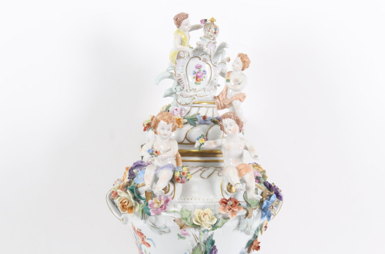 Prunkvase in Balusterform mit 10 Putti, dreiteilig