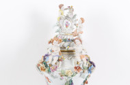 Prunkvase in Balusterform mit 10 Putti, dreiteilig