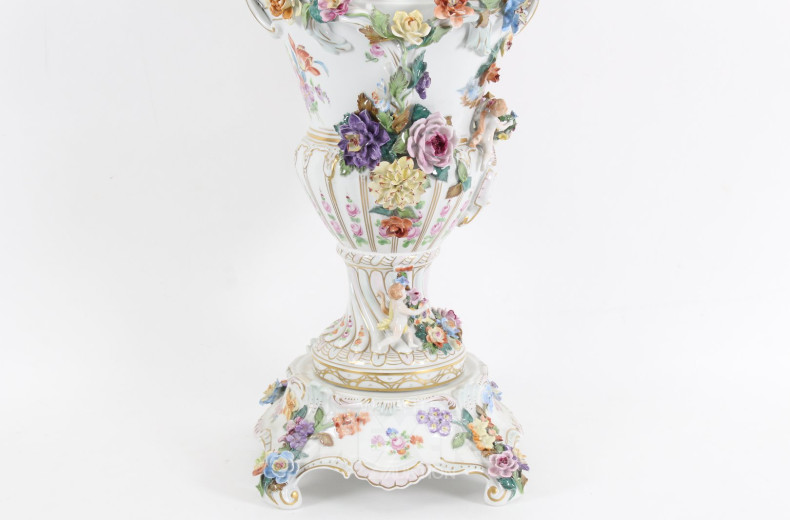 Prunkvase in Balusterform mit 10 Putti, dreiteilig