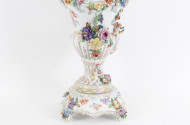 Prunkvase in Balusterform mit 10 Putti, dreiteilig
