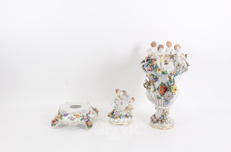 Prunkvase in Balusterform mit 10 Putti, dreiteilig
