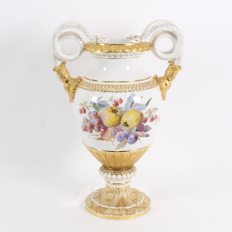 Schlangenhenkelvase mit Obstdekor