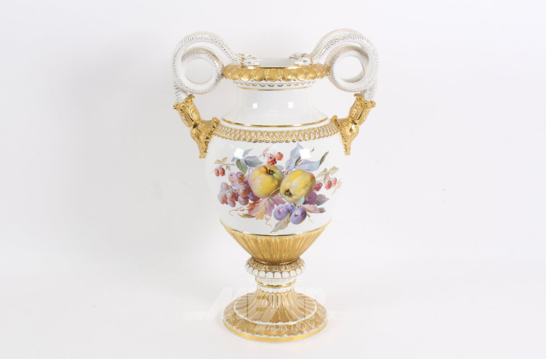 Schlangenhenkelvase mit Obstdekor