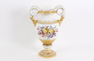 Schlangenhenkelvase mit Obstdekor