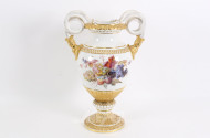 Schlangenhenkelvase mit Obstdekor