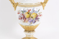 Schlangenhenkelvase mit Obstdekor