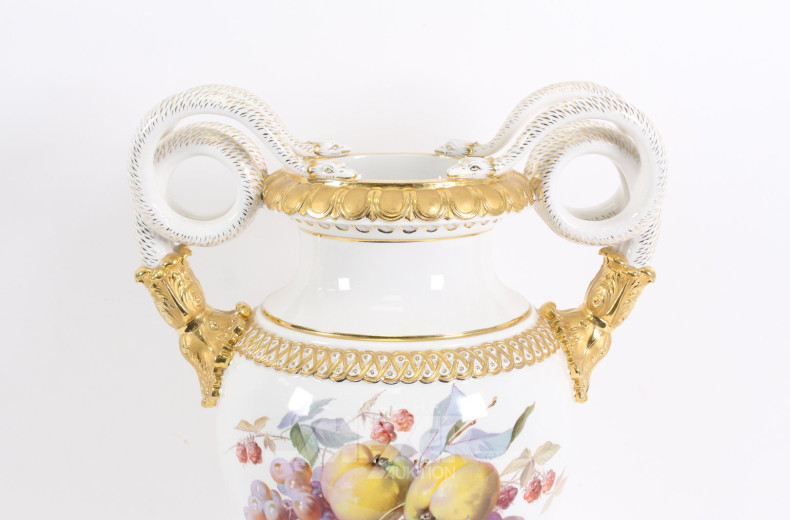 Schlangenhenkelvase mit Obstdekor