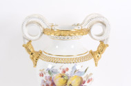 Schlangenhenkelvase mit Obstdekor
