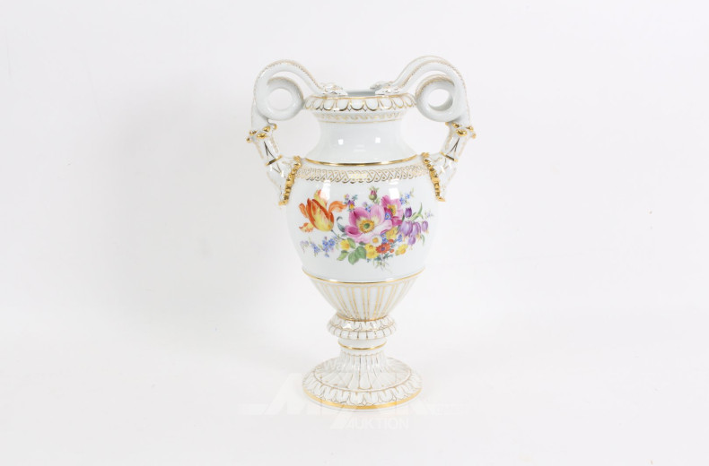 Schlangenhenkelvase mit Blumendekor