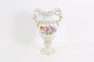 Schlangenhenkelvase mit Blumendekor