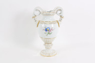 Schlangenhenkelvase mit Blumendekor