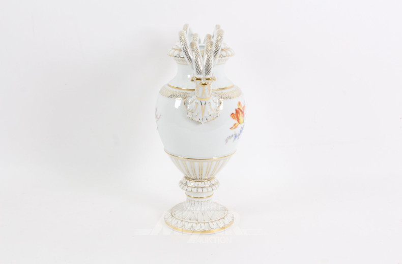 Schlangenhenkelvase mit Blumendekor
