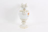 Schlangenhenkelvase mit Blumendekor