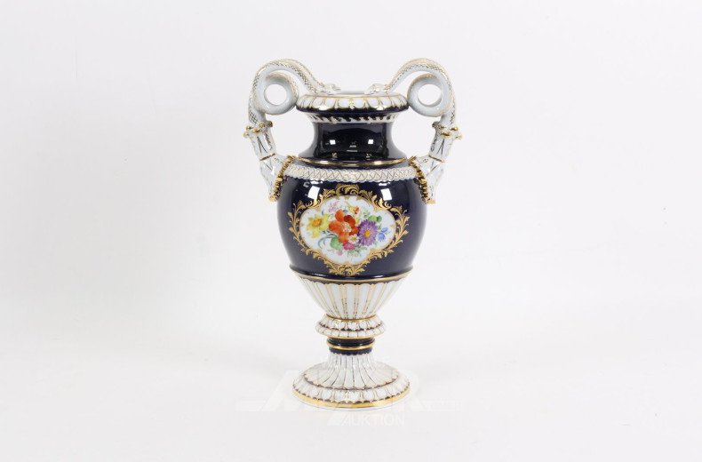 Schlangenhenkelvase, kobaltblau, mit Blumendekor