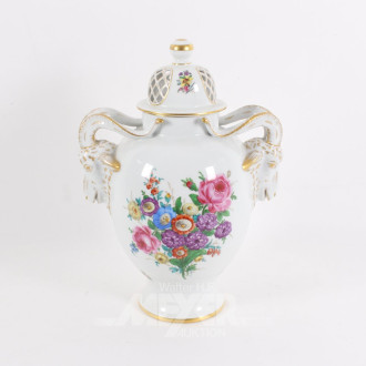 Deckelvase mit Blumendekor