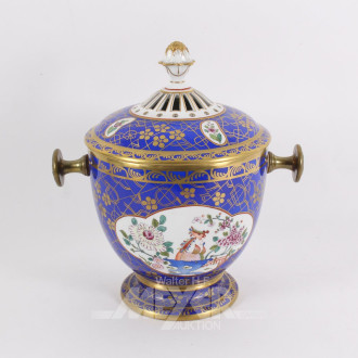 Deckelvase in Blau mit Blumendekor