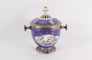 Deckelvase in Blau mit Blumendekor