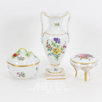 2 Deckeldosen u. 1 Amphorenvase