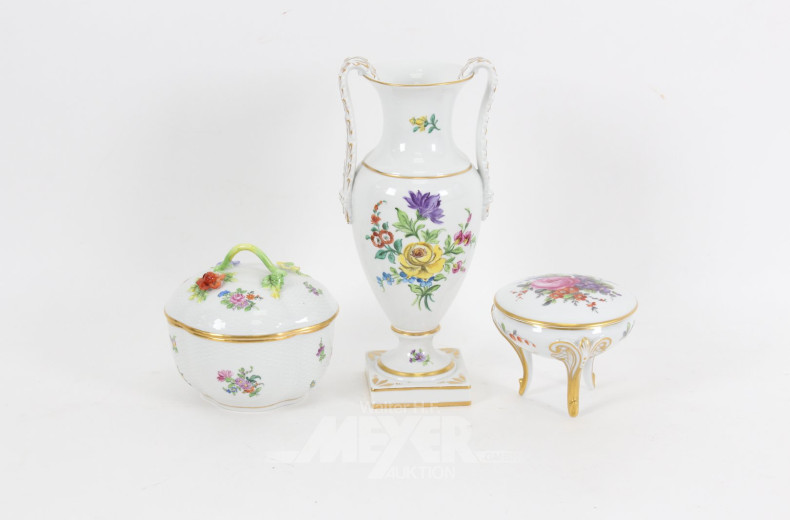 2 Deckeldosen u. 1 Amphorenvase