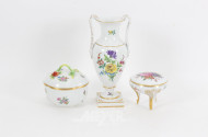 2 Deckeldosen u. 1 Amphorenvase