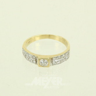 Kl. Ring, mit 1 kl. Brillanten von ca. 0,15ct, rechts u. links je 8 kl. Brillanten