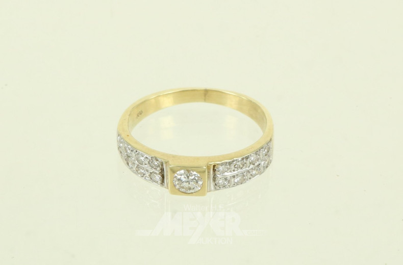Kl. Ring, mit 1 kl. Brillanten von ca. 0,15ct, rechts u. links je 8 kl. Brillanten