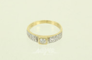 Kl. Ring, mit 1 kl. Brillanten von ca. 0,15ct, rechts u. links je 8 kl. Brillanten