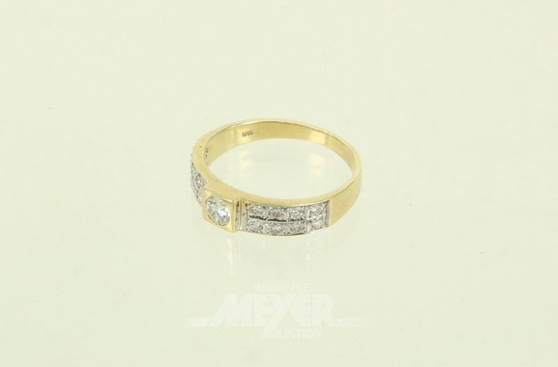 Kl. Ring, mit 1 kl. Brillanten von ca. 0,15ct, rechts u. links je 8 kl. Brillanten