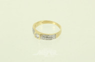 Kl. Ring, mit 1 kl. Brillanten von ca. 0,15ct, rechts u. links je 8 kl. Brillanten