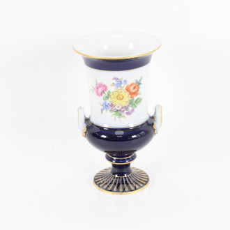Porzellanvase in Pokalform, kobaltblau mit Blumendekor