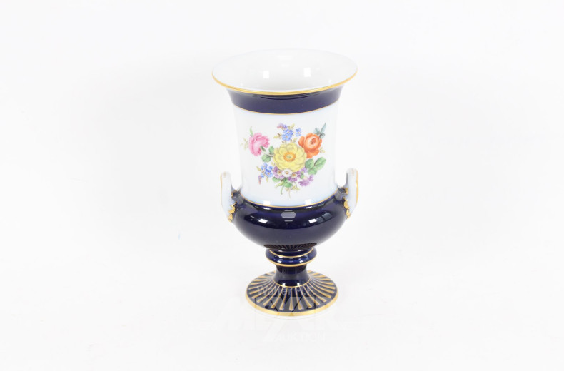 Porzellanvase in Pokalform, kobaltblau mit Blumendekor