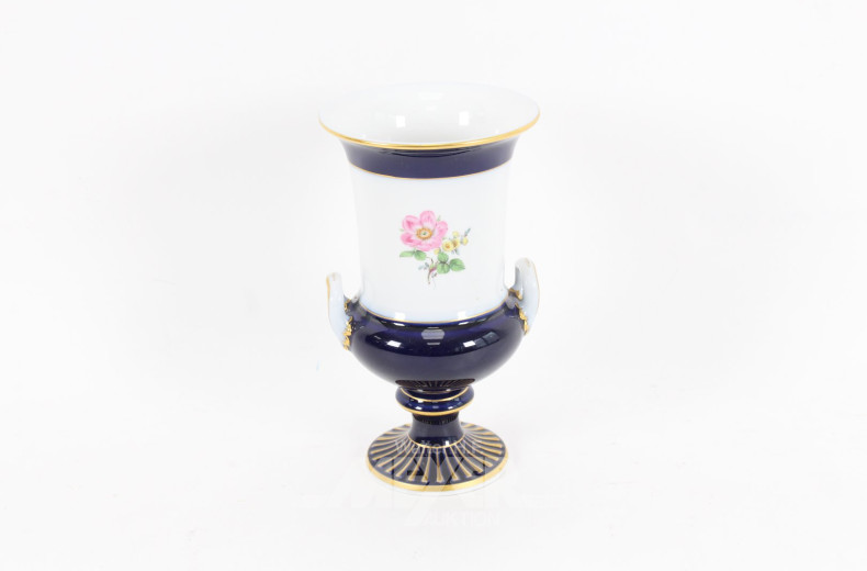 Porzellanvase in Pokalform, kobaltblau mit Blumendekor