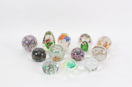 12 Versch. Briefbeschwerer, "Paperweights"
