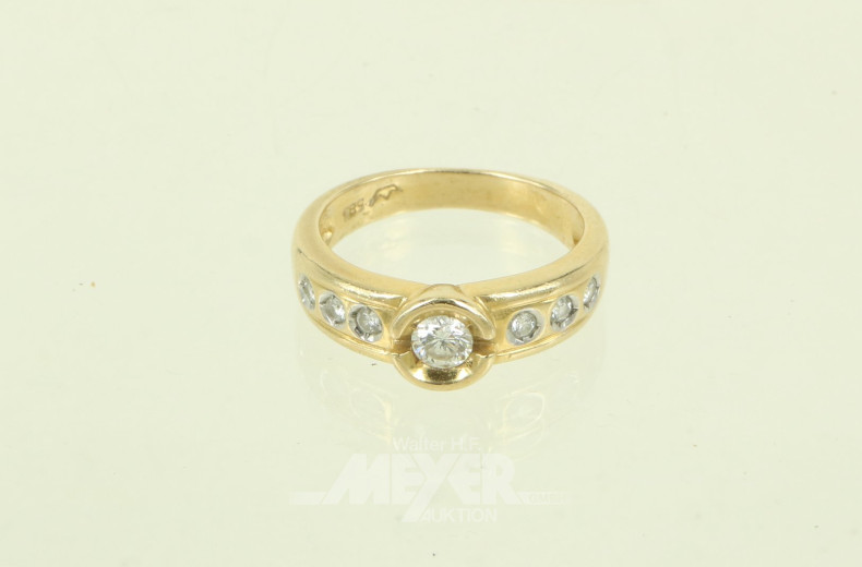 Ring, mit 1 Brillant von ca. 0,25ct, rechts u. links je 3 kl. Diamanten