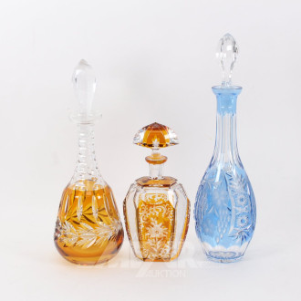 3 Farbige Kristallkaraffen
