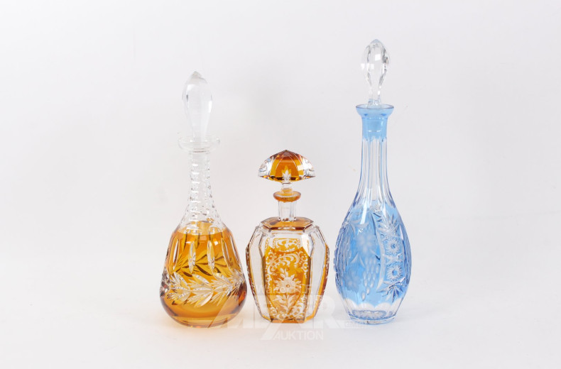 3 Farbige Kristallkaraffen
