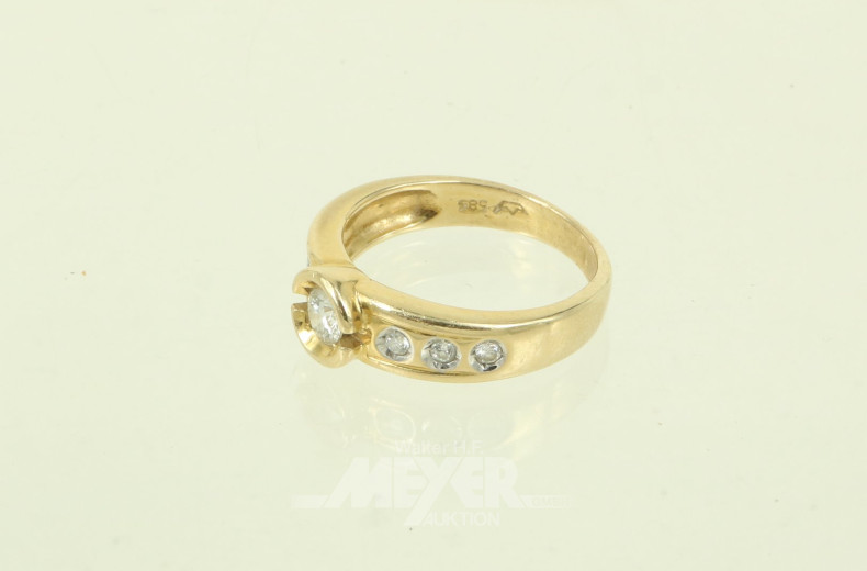Ring, mit 1 Brillant von ca. 0,25ct, rechts u. links je 3 kl. Diamanten