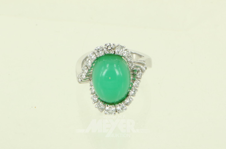 Ring, besetzt mit 1 Chrysopas-Cabochon u. ca. 24 kl. Brillanten