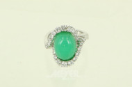 Ring, besetzt mit 1 Chrysopas-Cabochon u. ca. 24 kl. Brillanten