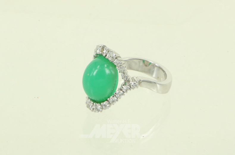 Ring, besetzt mit 1 Chrysopas-Cabochon u. ca. 24 kl. Brillanten