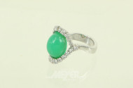 Ring, besetzt mit 1 Chrysopas-Cabochon u. ca. 24 kl. Brillanten