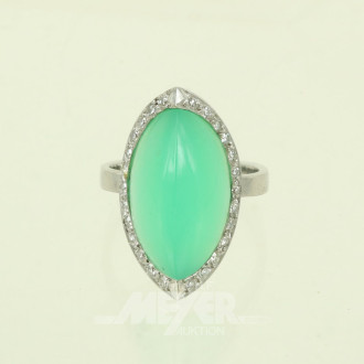 Ring, besetzt mit 1 Chrysopas-Cabochon, umkranzt von kl. Brillanten