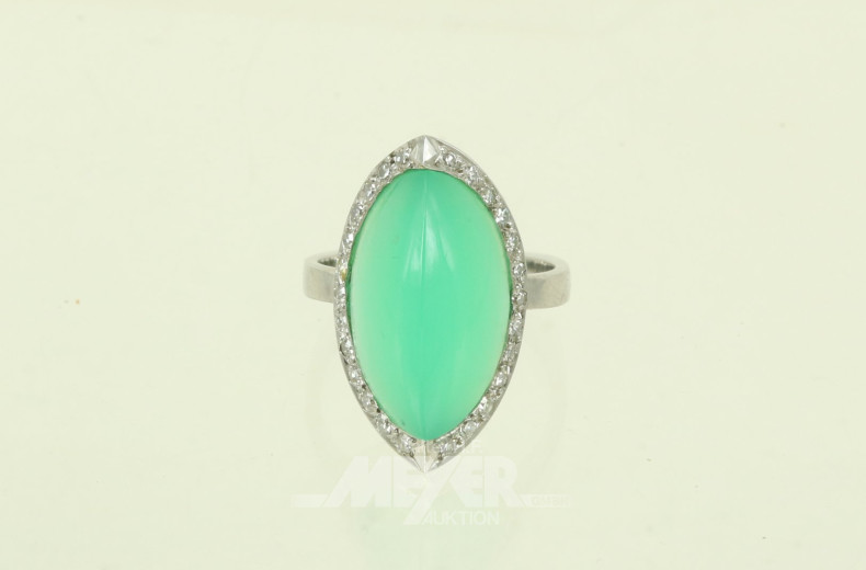 Ring, besetzt mit 1 Chrysopas-Cabochon, umkranzt von kl. Brillanten