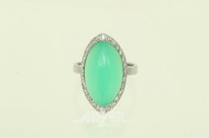 Ring, besetzt mit 1 Chrysopas-Cabochon, umkranzt von kl. Brillanten