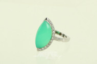 Ring, besetzt mit 1 Chrysopas-Cabochon, umkranzt von kl. Brillanten