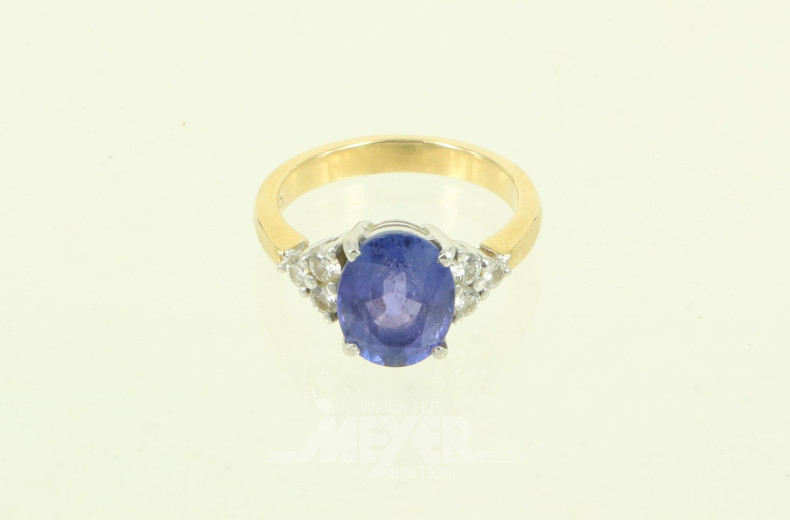 Ring, mit 1 Tanzanit, oval facettiert, u. 6 kl. Brillanten