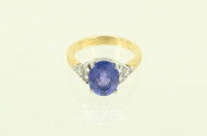 Ring, mit 1 Tanzanit, oval facettiert, u. 6 kl. Brillanten