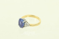 Ring, mit 1 Tanzanit, oval facettiert, u. 6 kl. Brillanten