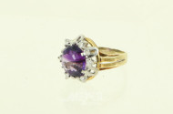 Damenring, besetzt mit 1 Amethyst, umgeben von 6 kl. Diamanten